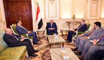 الرئيس هادي يجدد حرص الحكومة على تحقيق السلام وفق المرجعيات الثلاث