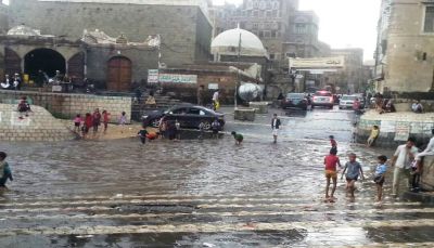 "سائلة صنعاء القديمة" متنفس سياحي للمواطنين في موسم الأمطار