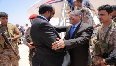 رئيس الوزراء يصل الى محافظة المهرة في زيارة هي الأولى منذ تولية رئاسة الحكومة