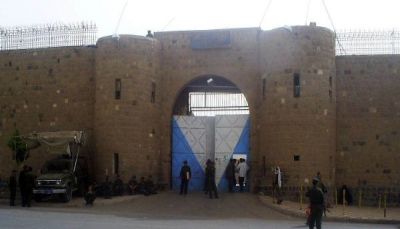 أمهات المختطفين: مليشيا الحوثي تعتدي على 3 مختطفات في السجن المركزي بصنعاء