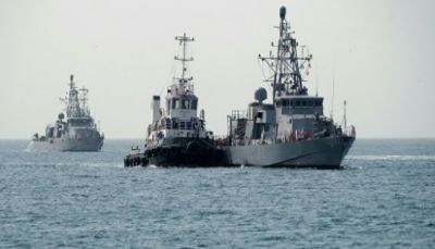 مدمرة أميركية تساعد سفينة صيد ايرانية هاجمها قراصنة