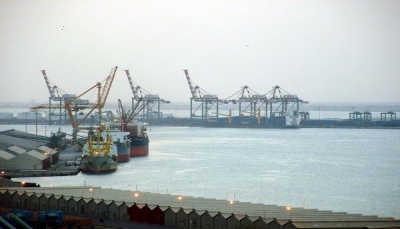 تجار ومستوردون بعدن يناشدون الحكومة إنقاذهم من الإفلاس بعد إيقاف الحاويات في ميناء جدة "وثيقة"