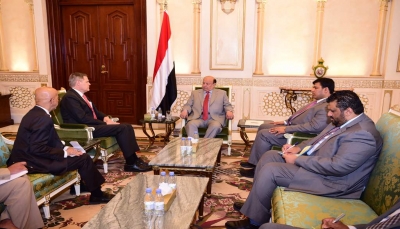 هادي يبحث مع مبعوث الرئيس الروسي والسفير الأمريكي سُبُل تعزيز السلام في اليمن