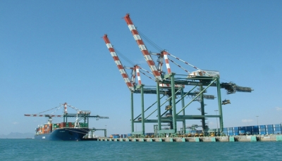 رئيس نقابة عمال ميناء عدن: التحالف يرفض دخول السفن لإيقاف نشاط الميناء (بيان)