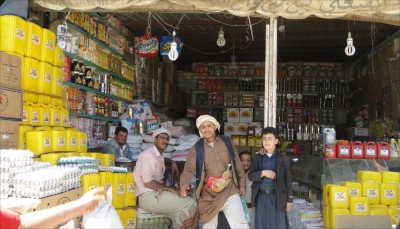 اليمنيون بين نارين.. تقليص للمساعدات وارتفاع الأسعار إلى ضعفين