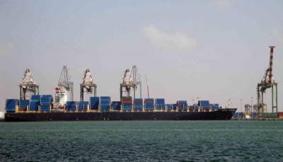 نقابة عمال ميناء عدن: خطوط ملاحية تُوقف التعامل مع الميناء بسبب عرقلة دخول السفن من قبل التحالف
