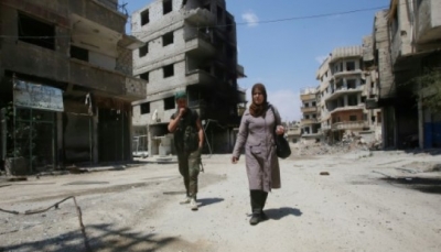 نازحون من الغوطة الشرقية يجدون صعوبة في التعرف على منازلهم جراء الدمار
