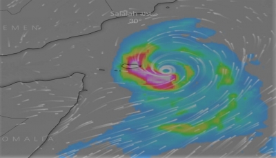 محافظ سقطرى يطلع على تقسيم فرق الإنقاذ لمواجهة تداعيات الإعصار خلال الساعات القادمة