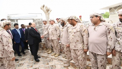 هادي يزور الوحدات الرمزية من القوات السعودية والإماراتية في قصر معاشيق بعدن