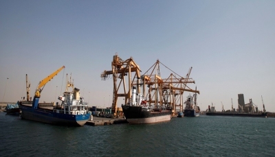 الحكومة تعلن موافقتها على دخول عشر سفن محملة بالنفط إلى ميناء الحديدة