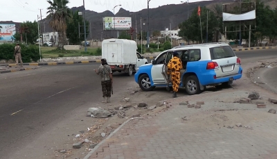 بعد مقتل حارس مطعم.. شرطة عدن تتهم القتيل بعرقلة الجنود وإطلاق النار عليهم