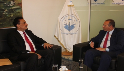 سفير اليمن في تونس يسلم رئيس المعهد العربي لحقوق الإنسان ملفاً بجرائم الحوثيين
