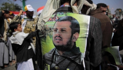 بعد اقتتال في صفوف الميلشيات بتهم الخيانة.. زعيم الحوثيين يوجه بتغيير 200 مشرف حوثي