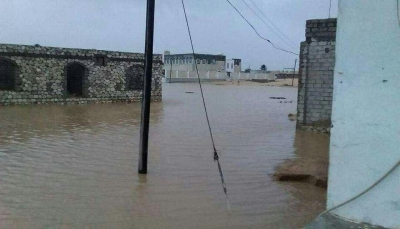 تهدم وتضرر منزلين وجرف 12 رأس من الغنم جراء الأمطار الغزيرة لإعصار لبان بالمهرة