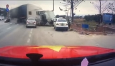 نجاة امرأة وطفلها بأعجوبة من شاحنة مسرعة سحقت 3 سيارات (فيديو)