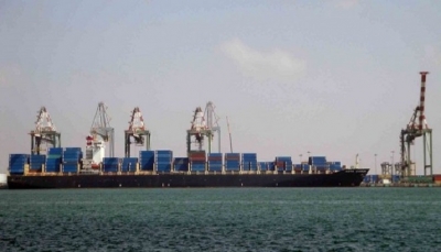 مسؤول حكومي: الحوثيون يخربون وينهبون ميناء الحديدة وينقلون معدات وبضائع إلى صنعاء