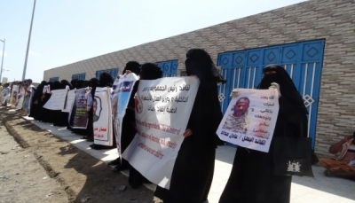 أمهات المختطفين يطالبن بالإفراج عن المخفيين في سجون الإمارات بعدن