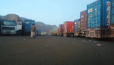 الحكومة اليمنية: الحوثيون يحتجزون 28 شاحنة إغاثية وسط اليمن 