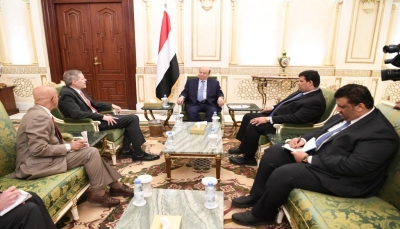 الرئيس هادي يلتقي السفير الأمريكي والأخير يشيد بموقف الحكومة من السلام
