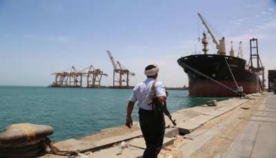 شحنات مشبوهة للحوثيين تصل ميناء الحديدة تحت حراسة مشددة