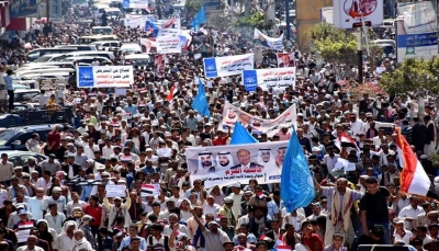 الآلاف يتظاهرون في تعز بدعوة من حزب "الإصلاح" بذكرى إنطلاق عاصفة الحزم (صور)