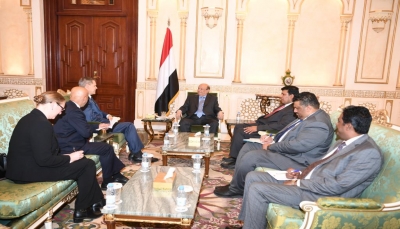 الرئيس هادي يبحث مع السفير الأمريكي عودة الشركات النفطية إلى اليمن