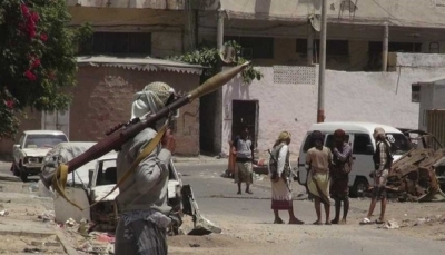 مسلحون تابعون للانتقالي يفرضون اتاوات مالية على محال تجارية في عدن
