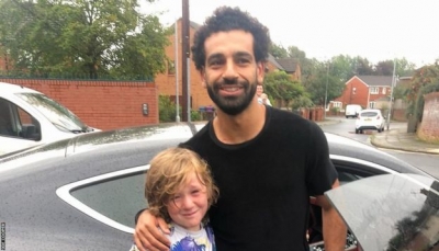 محمد صلاح يطمئن على مشجع صغير أصيب أثناء ملاحقة سيارته