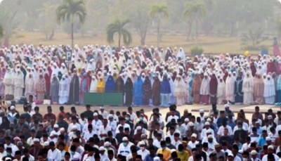 بعد انتشار الجفاف وحرائق الغابات.. الآلاف يؤدون صلاة الاستسقاء في إندونيسيا