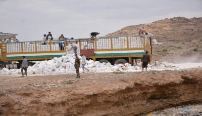 تعز.. مليشيا الحوثي تصادر المساعدات الغذائية للمواطنين في "ماوية"