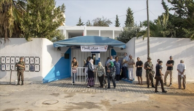 التونسيون يتوجهون لمراكز الاقتراع في جولة الرئاسيات الثانية