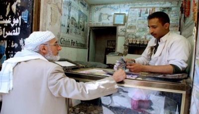 صنعاء: العملة تواصل الإنهيار بالتزامن مع أزمة وقود وارتفاع الأسعار