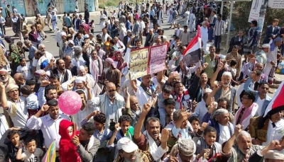 تعز: تظاهرة تطالب باستكمال عودة بقية طاقم الحكومة إلى عدن