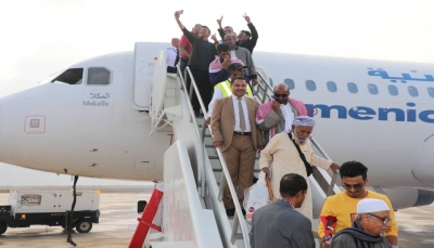 مطار الريان يستقبل أول رحلة لطيران اليمنية بعد توقف دام 4 سنوات