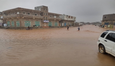 منخفض مداري يضرب "سقطرى" ومياة الأمطار تغمر الجزيرة