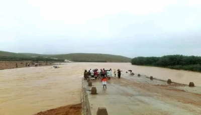 سقطرى: السيول تحاصر المدنيين بمنازلهم وفقدان 6 أشخاص وتدمير شبه كامل للطرقات