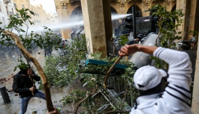 لبنان: محتجون يهاجمون قوات الأمن بجذوع أشجار واشارات سير في وسط بيروت
