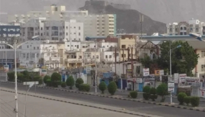 على غرار الحوثيين.. مسلحون يفرضون إتاوات مالية على  محلات تجارية في عدن