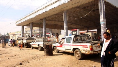 أزمة مشتقات نفطية وعودة الأسواق السوداء إلى شوارع العاصمة صنعاء