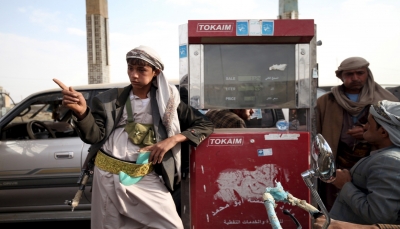 بمبرر "الشراء غالي".. الحوثيون يرفضون تخفيض أسعار المشتقات النفطية ومواطنون يردون