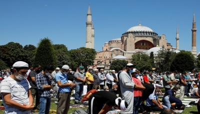 يعد 8 عقود.. أردوغان يرتل القرآن والخطيب يحمل سيفا عثمانيا في أول جمعة بآيا صوفيا