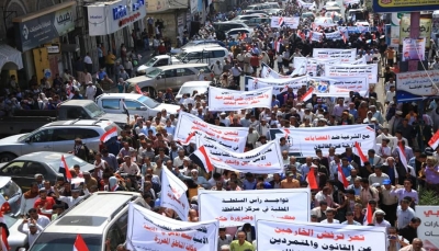 تعز: الآلاف يتظاهرون دعماً للشرعية وللمطالبة بفرض الأمن وإنهاء مظاهر الفوضى والتمرد