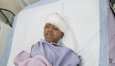 استنكرت صمت الأمم المتحدة.. منظمات حقوقية تدين جريمة قنص الحوثيين "طفلة الماء"