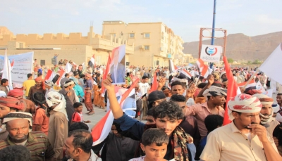 أكدوا تمسكهم بإقليم حضرموت .. الآلاف يحتشدون في سيئون دعما للشرعية ورفضا للوصاية