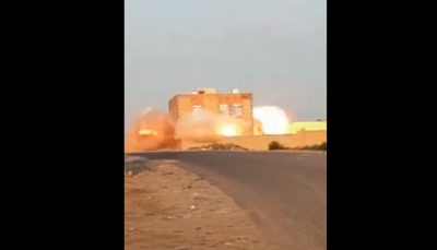بعد إعدام وصلب طبيب.. تنظيم القاعدة يفجر مركزا صحيا في البيضاء (فيديو)