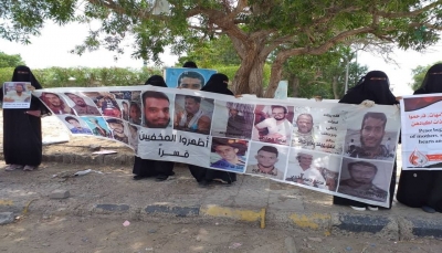 عدن: أمهات المختطفين تطالب بالإفراج عن 38 مخفيا قسرا وتحمل الانتقالي مسؤولية سلامتهم