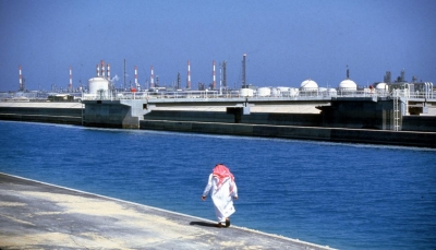 وكالة: جهود دبلوماسية لحل النزاع بين السعودية والإمارات بشأن إمدادات النفط