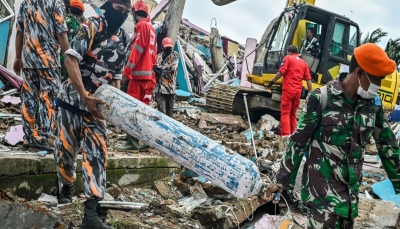 هدم آلاف المنازل وقتل 100 شخص.. إندونيسيا تواجه زلزالاً مدمراً ومساعٍ للبحث عن ناجين
