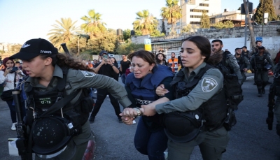 الاحتلال يعتقل مراسلة الجزيرة في حي الشيخ جراح بالقدس ويعتدي عليها بالضرب (فيديو)