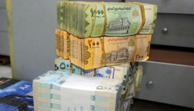 1500 للدولار الواحد.. العملة الوطنية تواصل الانهيار في مناطق الحكومة الشرعية